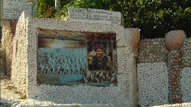 Sakarya'da emekli imam milli duyguları taşlarla sokağa işledi